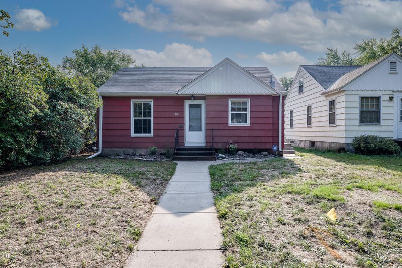 3016 Chowen Ave N, Robbinsdale, MN 55422