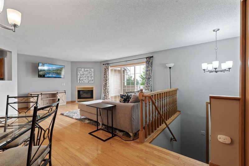 915 Santa Vera Dr, Chanhassen, MN 55317