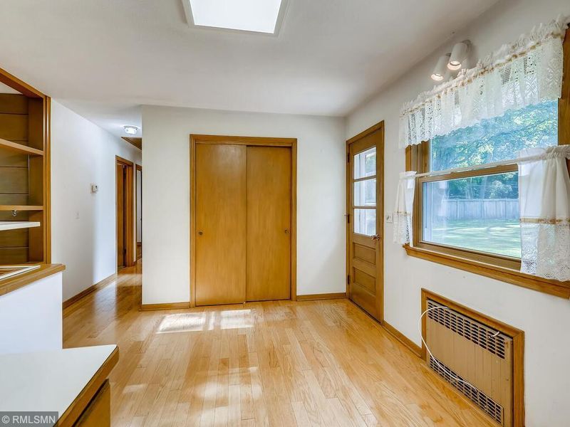17048 Patricia Ln, Minnetonka, MN 55345