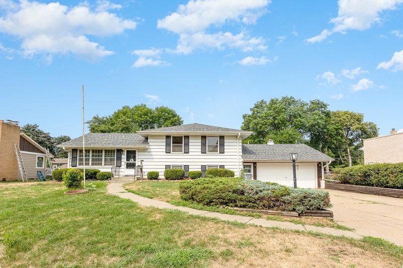 9018 Emerson Ave S, Bloomington, MN 55420