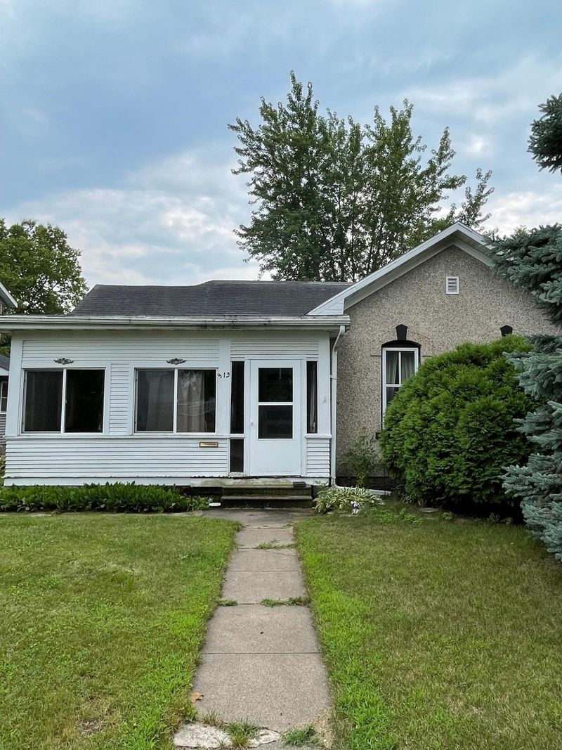 913 W Wabasha St, Winona, MN 55987