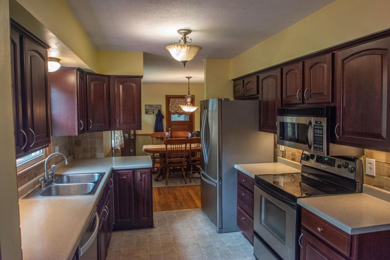521 Unique Dr, Burnsville, MN 55337