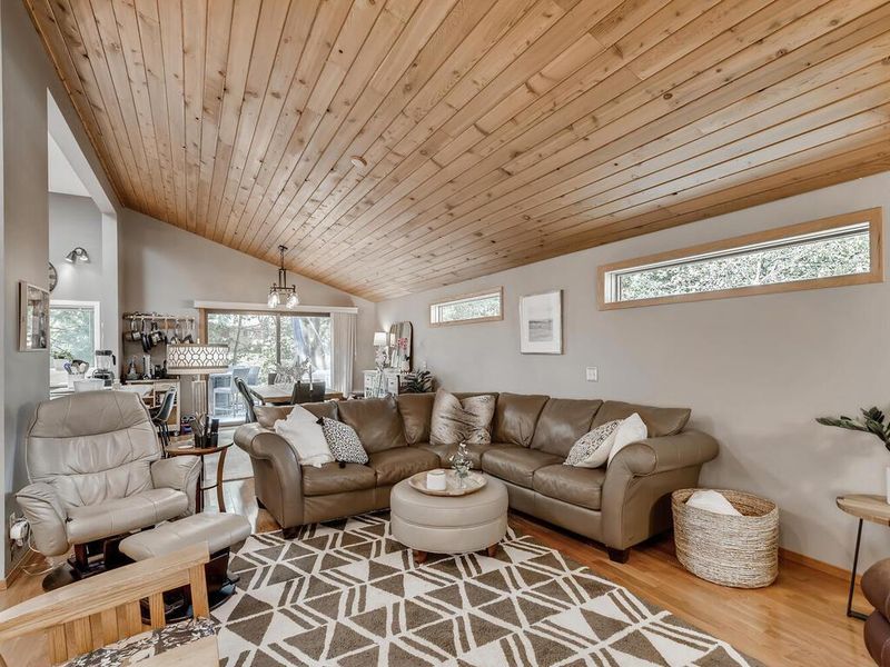 1040 Lake Oaks Dr, Roseville, MN 55126