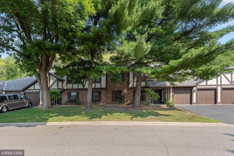 5249 Balmoral Ln #3, Bloomington, MN 55437