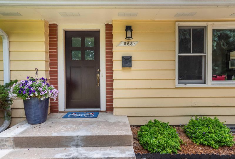 868 Kenneth St, Saint Paul, MN 55116