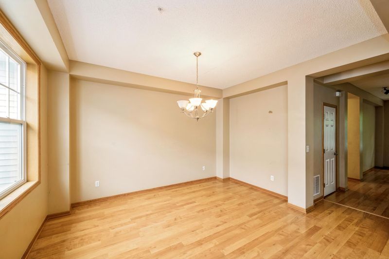 1687 Village Trl E #5, Maplewood, MN 55109