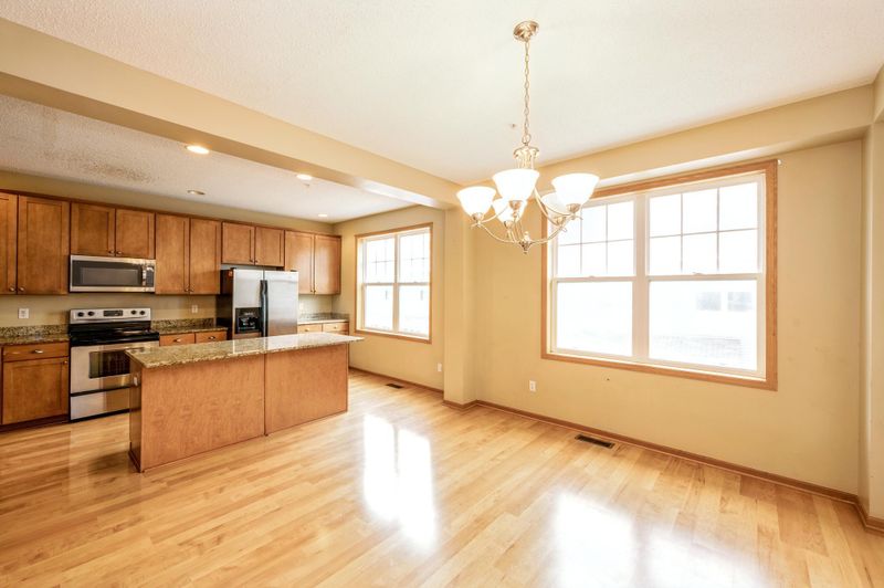 1687 Village Trl E #5, Maplewood, MN 55109