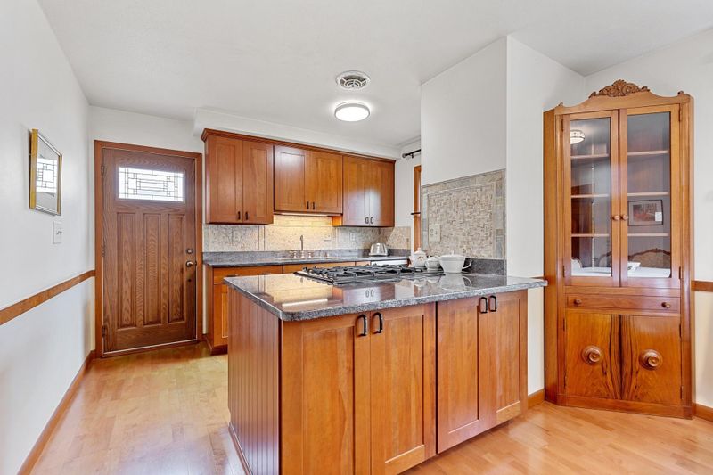 8217 Harrison Cir, Bloomington, MN 55437