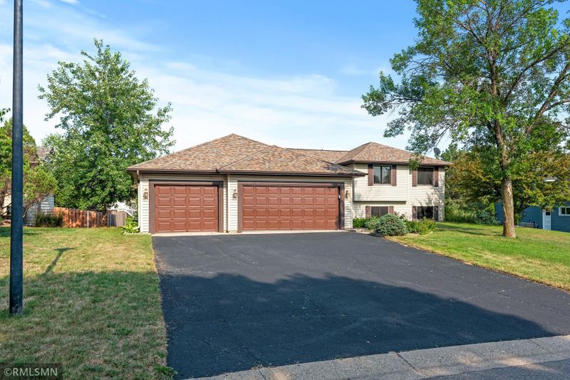 1029 Bluff Trl, Chaska, MN 55318