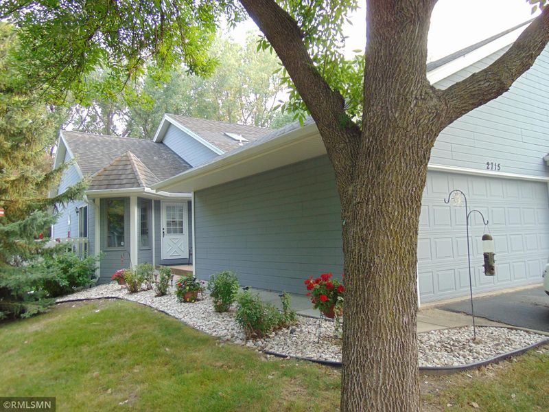 2715 River Hills Dr S, Burnsville, MN 55337