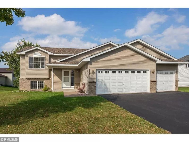 502 Horseshoe Ln, Braham, MN 55006