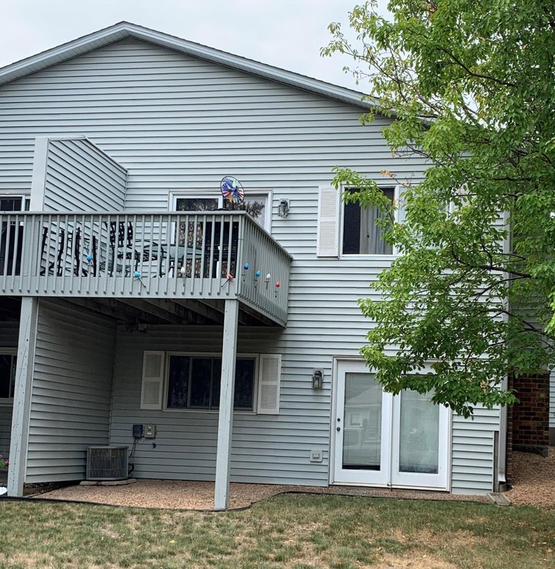 1068 Aston Cir, Burnsville, MN 55337