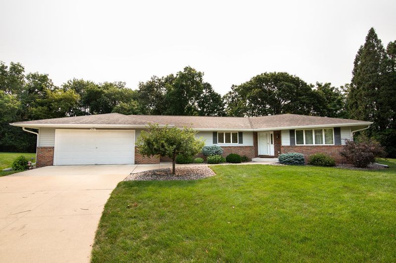 273 Fireside Dr, La Crescent, MN 55947