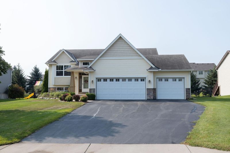 9408 Dunes Ln, Cottage Grove, MN 55016
