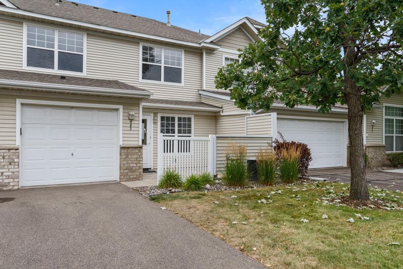 445 Hickory Ln N, Oakdale, MN 55128