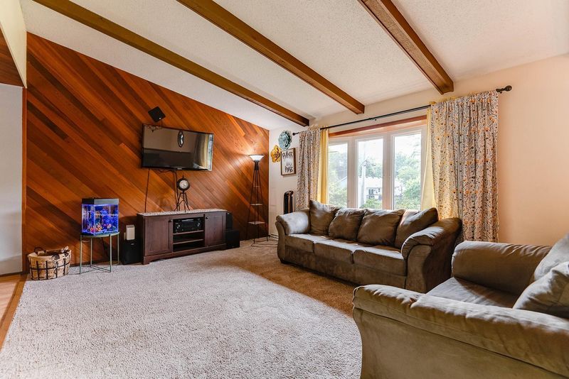 425 Grovner Ave N, Oakdale, MN 55128