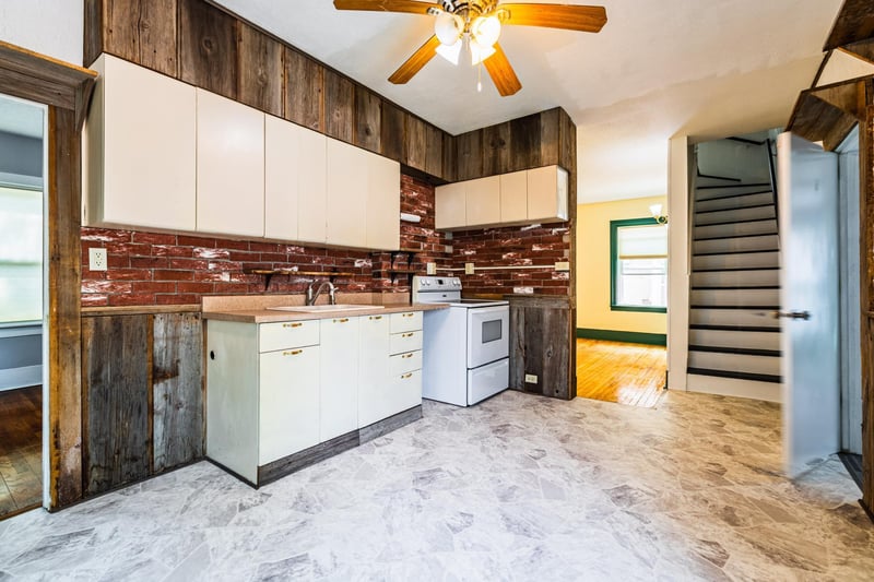 909 Division St, La Crosse, WI 54601
