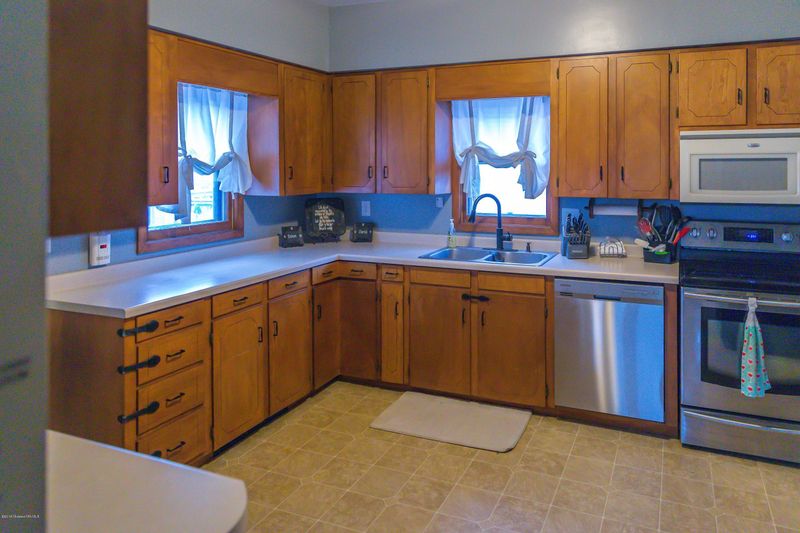 515 8th St, Hawley, MN 56549