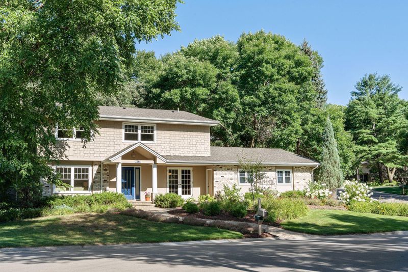 7200 Lakeview Cir, Bloomington, MN 55438
