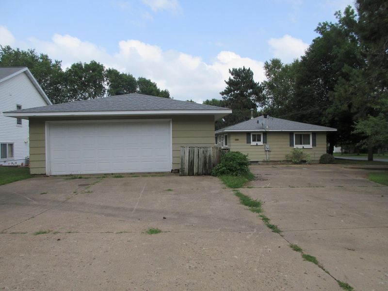 2319 9th St E, Menomonie, WI 54751