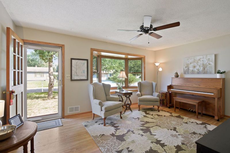 1732 Pinewood Dr, Shoreview, MN 55126