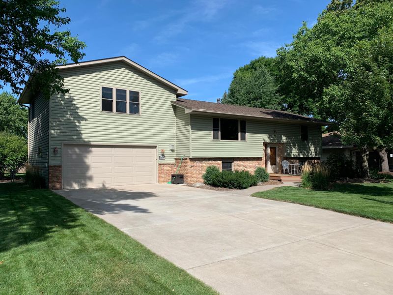 9511 Saratoga Ln N, Maple Grove, MN 55369
