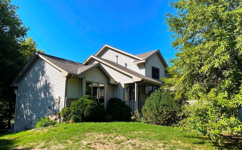 2188 Schoolmaster Dr, Chaska, MN 55318