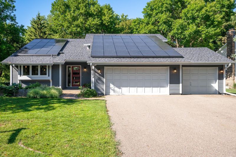 10274 Nottingham Trl, Eden Prairie, MN 55347