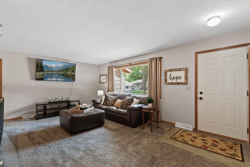 1004 Westview Dr, Farmington, MN 55024
