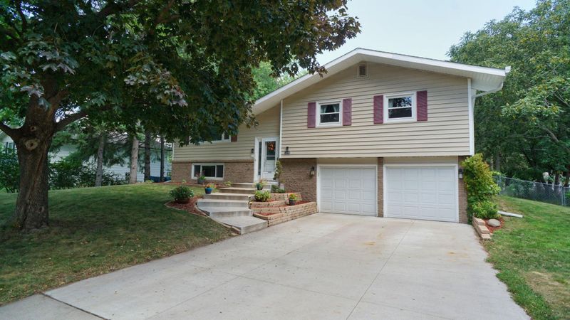 1896 Sterling Ave N, Maplewood, MN 55109