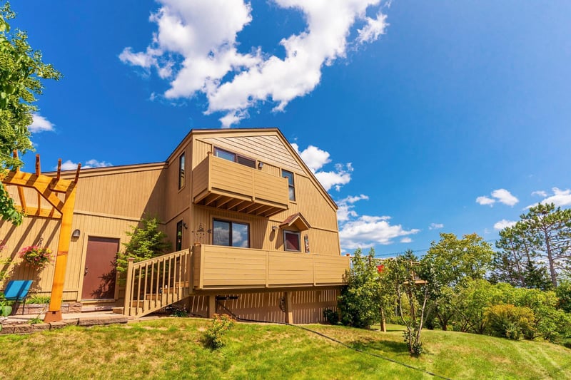 32 W 8th St, Duluth, MN 55806