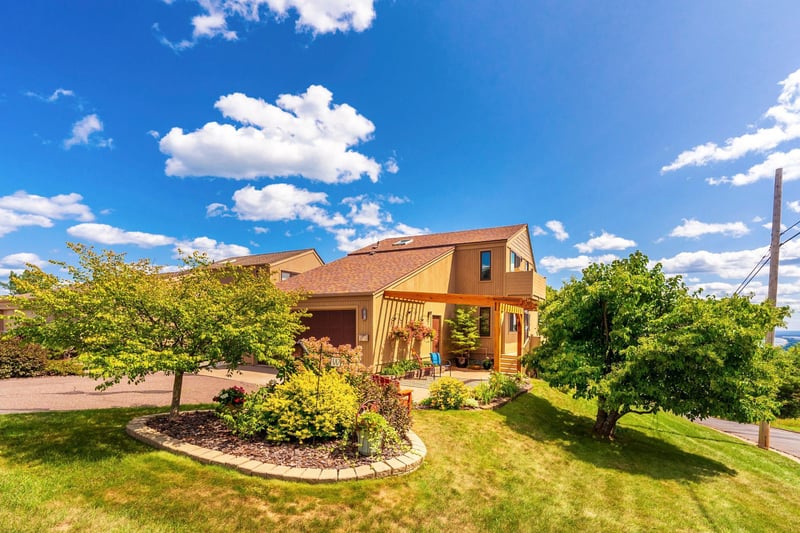 32 W 8th St, Duluth, MN 55806