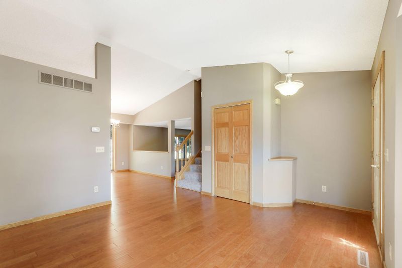 1000 Lake Susan Dr, Chanhassen, MN 55317