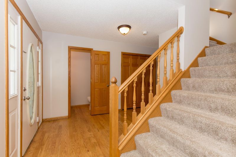 196 Loretta Ln, Mahtomedi, MN 55115