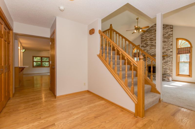 196 Loretta Ln, Mahtomedi, MN 55115