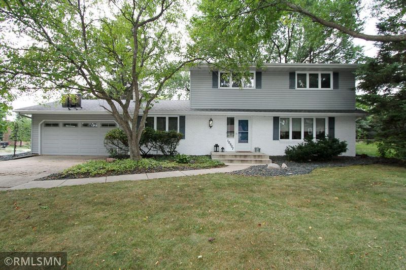 10907 Pioneer Dr, Burnsville, MN 55337
