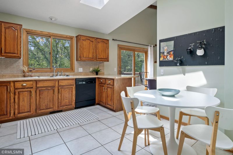 1044 Wedgewood Ln S, Eagan, MN 55123