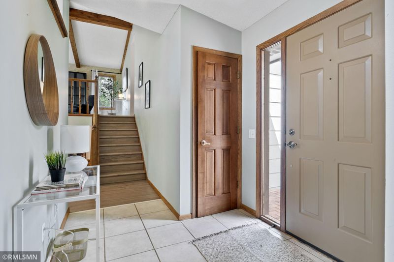 1044 Wedgewood Ln S, Eagan, MN 55123