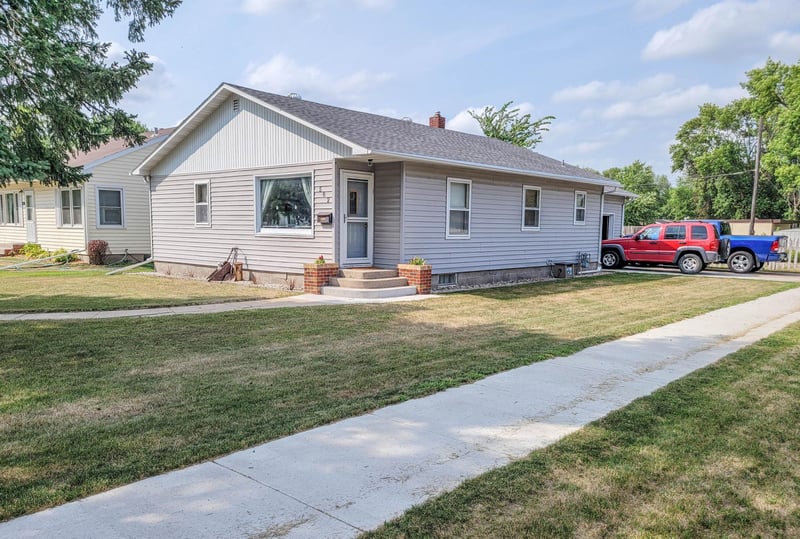 502 13th St NW, East Grand Forks, MN 56721