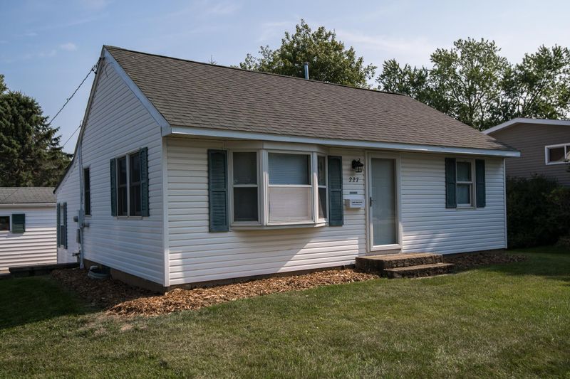 227 4th St W, Eyota, MN 55934