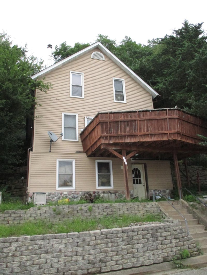130 S Hill St, Fountain City, WI 54629