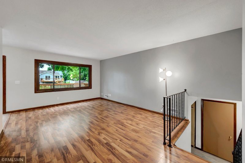 1072 Whitney Dr, Apple Valley, MN 55124