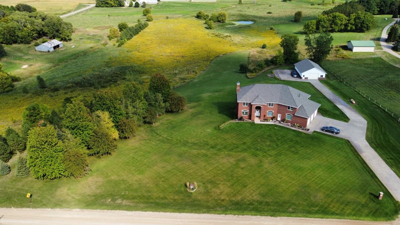 9110 Pioneer Trl, Loretto, MN 55357