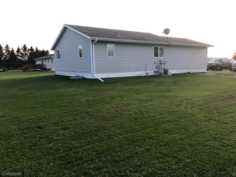 306 Dakota Ave, Saint Hilaire, MN 56754