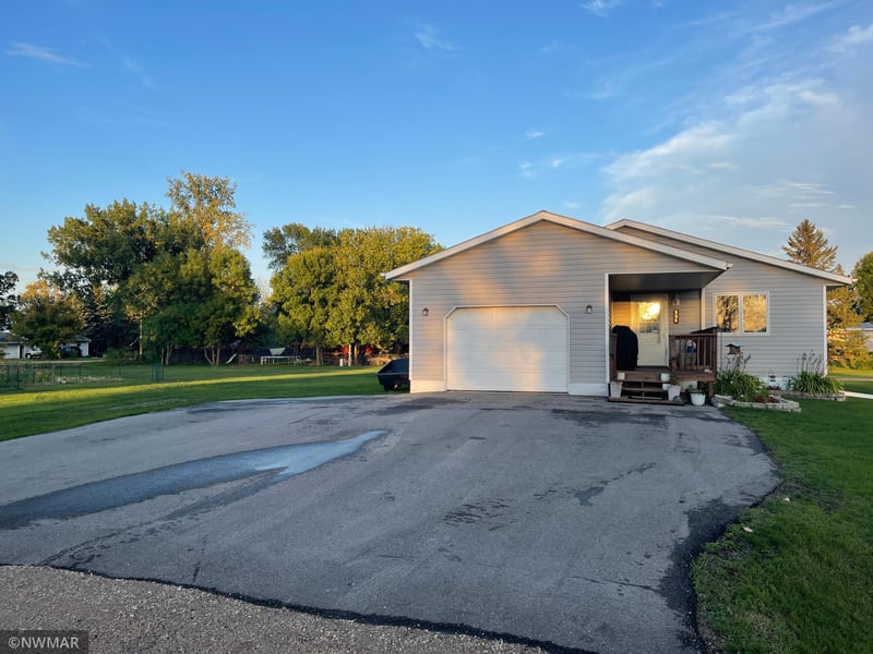 306 Dakota Ave, Saint Hilaire, MN 56754