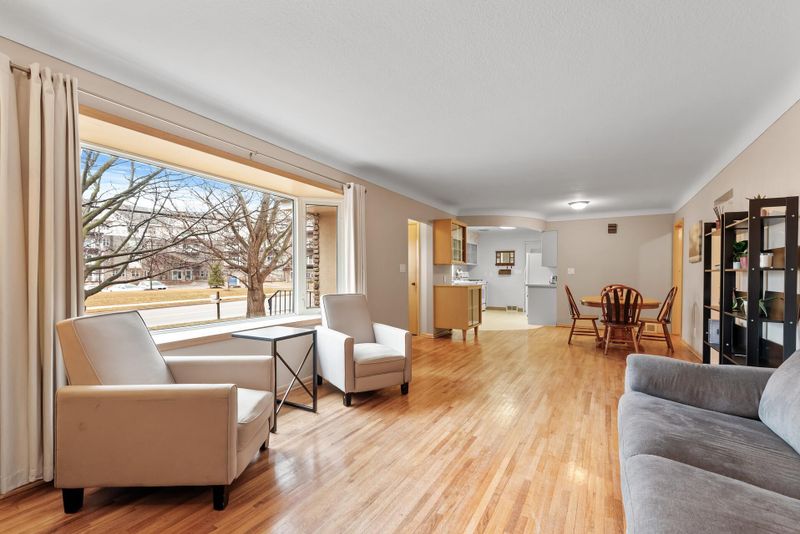 1059 Woodhill Dr, Roseville, MN 55113