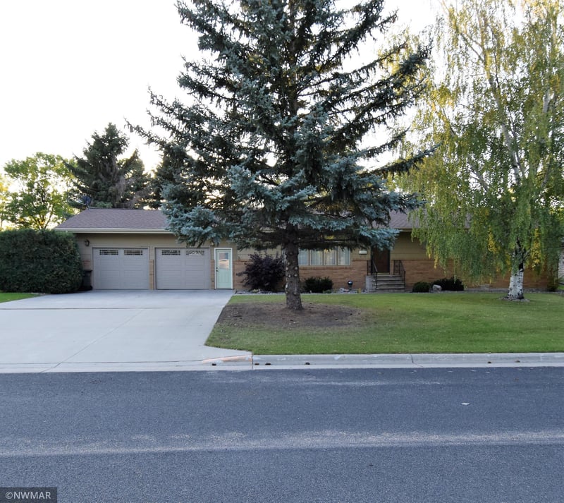 171 S 6th St, Warren, MN 56762