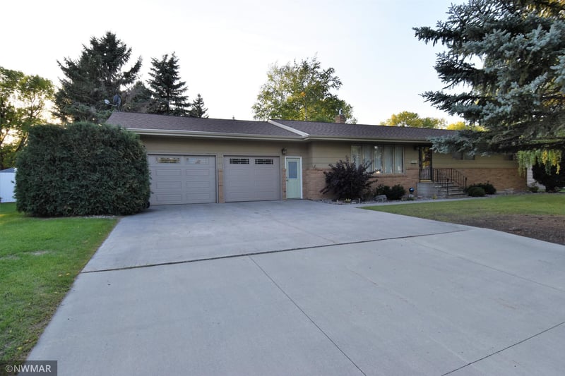 171 S 6th St, Warren, MN 56762