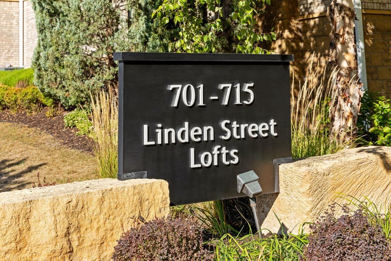 715 Linden St #201, Mendota Heights, MN 55118