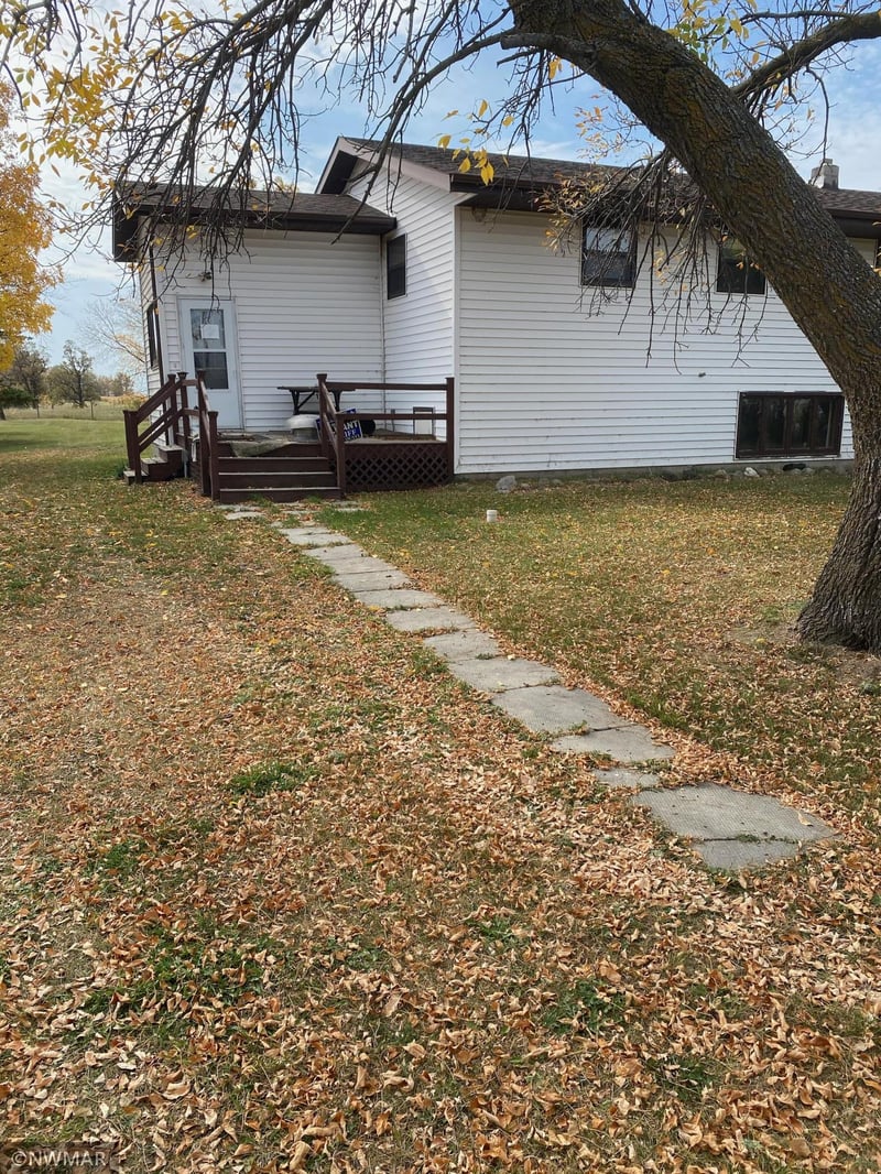 2270 310th St, Hallock, MN 56728